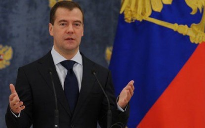 Medvedev: Petrol daha da ucuzlarsa bütçeyi değiştirmek zorunda kalırız