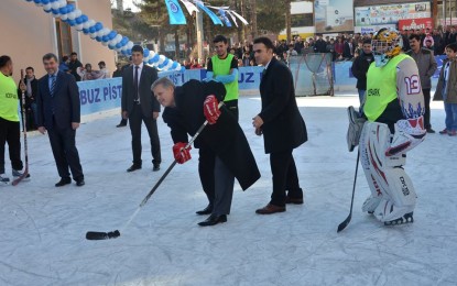 Buz Hokeyi Erzincan’da Vali ile Oynanır