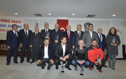 Türk Güreş Vakfı’ndan Melih Gökçek ile Milli Güreşçi Taha Akgül’e ödül