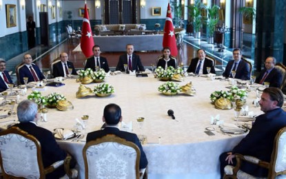 Cumhurbaşkanı Erdoğan, Cumhurbaşkanlığı Sofrası’nda Fikir İnsanlarını Ağırladı