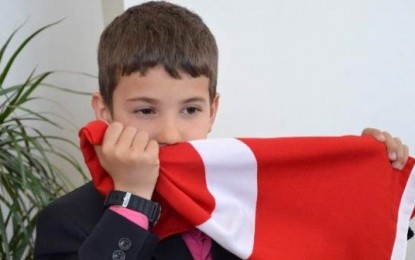 “Bayrak Çocuk” Beren Bir Andan Türkiye’nin Sevgilisi Oldu