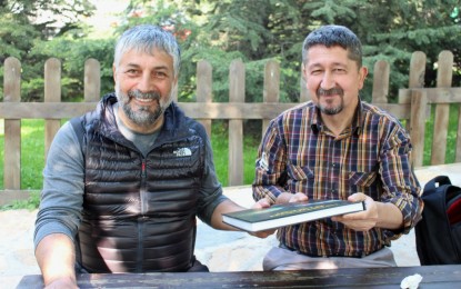 Cemal Gülas, Rıdvan Şükür’e Kitabını imzaladı