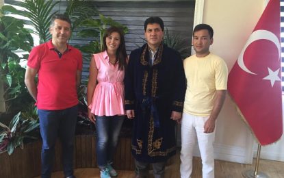 Kazak Milli Kıyafeti Hediye Ettiler