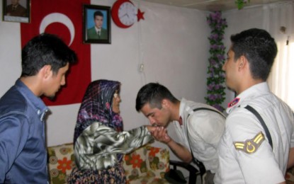 Turgutlu Jandarma Bayram’da Şehit Ailesini Unutmadı
