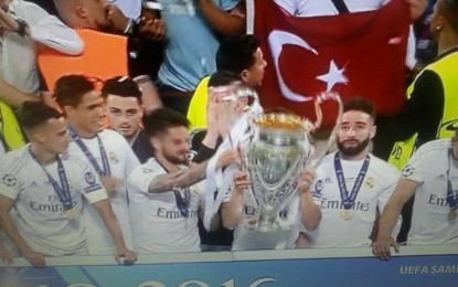 Şampiyonlar Ligi kupa töreninde Şanlı Bayrağımız da Dalgalandı
