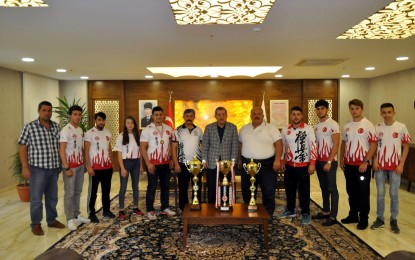 Uluslararası Kyokushin şampiyonları Başkan Vergili’yi makamında ziyaret etti