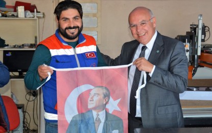 Süleymanpaşa Belediye Başkanı Cumhuriyet Bayramı öncesi sanayi esnafına bayrakları bizzat dağıttı