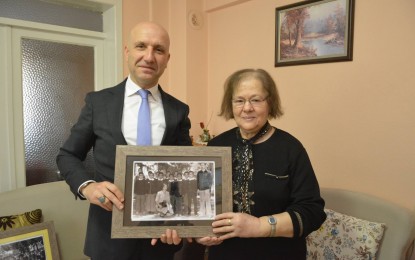 Başkan Özbaş, öğretmenine 39 yılı hediye etti