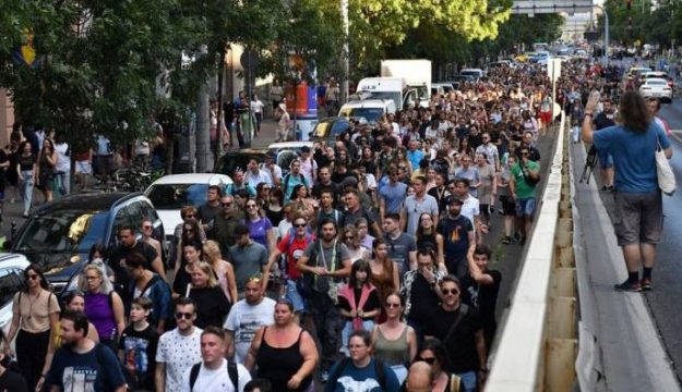 Macaristan’da halk sokaklarda: Hükümetin vergi yasasına protesto