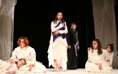 Bursa Büyükşehir Belediyesi Şehir Tiyatrosu, ‘Troyalı Kadınlar’ adlı oyunu ile Çanakkale’de sanatseverlerle buluştu